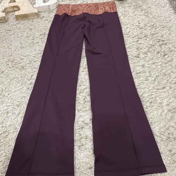 Lululemon Womens High rise Bootleg Yoga pants Size 6 - Picture 8 of 9